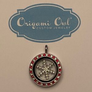 🆕Origami Owl medium locket w snowflake insert
